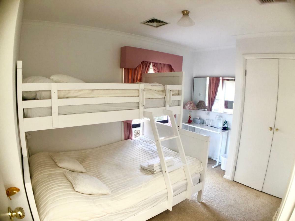 Melbourne Garden Bed And Breakfast Melton South ภายนอก รูปภาพ